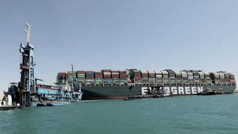 Trabajos de reflote del Ever Given en el Canal de Suez