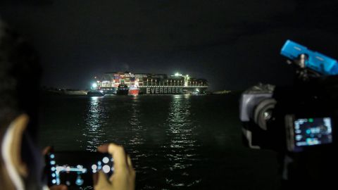 Trabajos de reflote del Ever Given en el Canal de Suez
