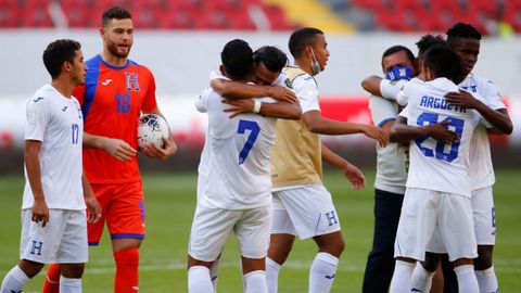 Jugadores de Honduras celebran el triunfo contra Estados Unidos