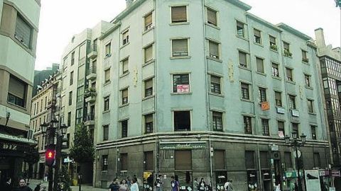 Las autnticas casas del Chorn, en la esquina de las calles Foncalda y Caveda de Oviedo