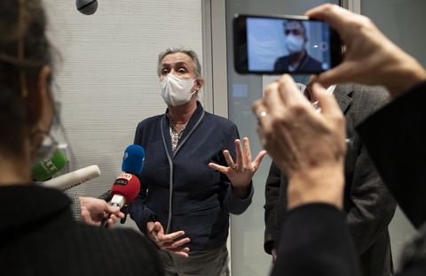 La neumóloga francesa Irene Frachon habla con los medios de comunicación tras el veredicto del juicio 'Mediator' en el juzgado de París en París,
