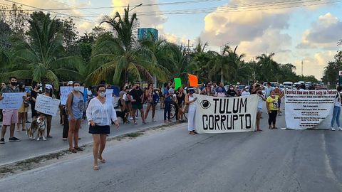 Un grupo de personas bloquea la carretera en protesta tras la muerte de la turista salvadoreña debido al abuso en su detención por fuerzas policiacas en el municipio de Tulum, en Quintana Roo
