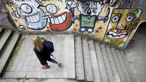 Los peldaños que se han reparado recientemente en la escalera son visibles porque tienen un color más claro