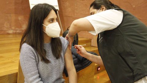El proceso de vacunación se está desarrollando en el salón de plenos del Hospital do Salnés