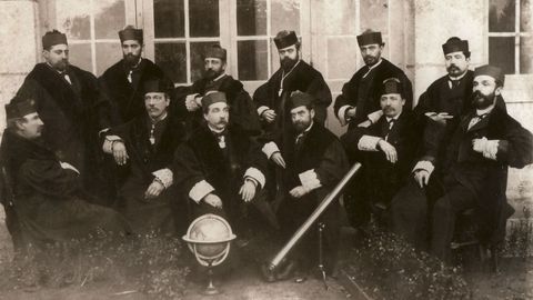 Claustro del Instituto en 1887. Portabales es el tercero sentado por la derecha.