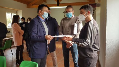 El conselleiro de Medio Rural, José González (a la izquierda), y el alcalde de Castro de Rei, Francisco Balado (en el centro), en el acto de entreg¡a