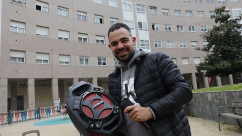 Pancho Rodríguez, en la urbanización del parque dos Pulmóns de A Ponte, donde cada tarde realizaba sus sesiones de música en el confinamiento