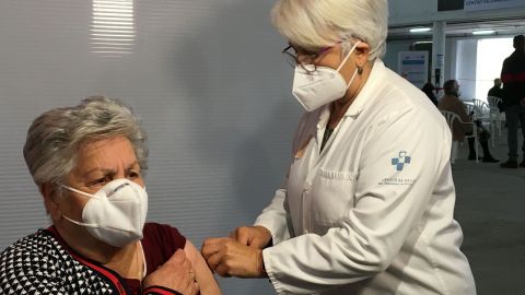 Una mujer se vacuna en el área sanitaria VII