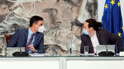 Pablo Iglesias habla con Pedro Sánchez en su último Consejo de Ministros