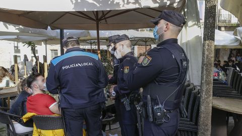 En una imagen de archivo, uno de los controles conjuntos que realiza a diario la Policía Local y la Nacional en Santiago para vigilar el cumplimiento de la normativa covid en la hostelería