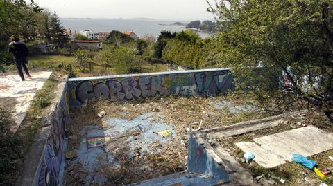 Piscina con espectaculares vistas en el chalé que Jorge Dorribo compró en Carril (Vilagarcía) y que hoy está en ruinas