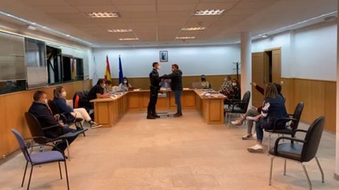 Momento en el que, tras ser expulsado, un agente de la Policía Local acompaña al edil Faustino Santiago a la salida, durante un pleno