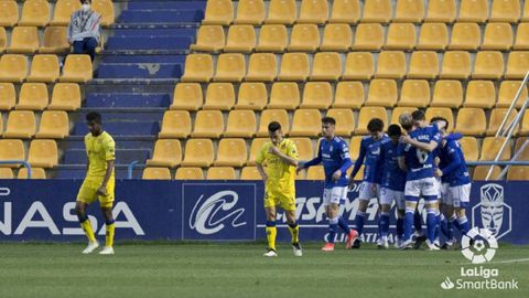 Los jugadores del Oviedo celebran el gol de Leschuk al Alcorcón