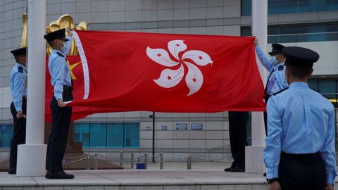 Policía, duraten la bajada de la bandera de Hong Kong