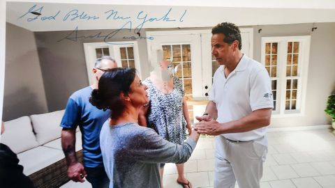 Fotografía cedida por la abogada Gloria Allred donde aparece el gobernador Cuomo saludando a la empresaria Sherry Vill