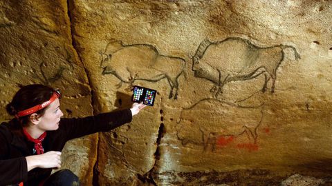 La investigadora Raquel Asiain, en la cueva asturiana de La Covaciella (Cabrales), donde se encuentran cuatro pinturas prehistricas perfectamente conservadas