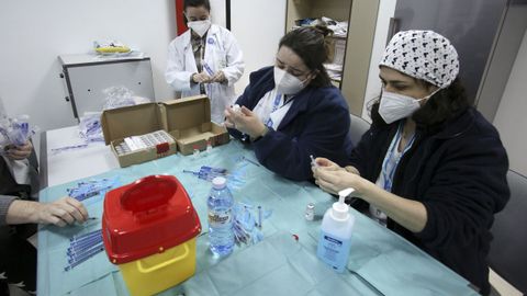 Sanitarios del área preparando vacunas