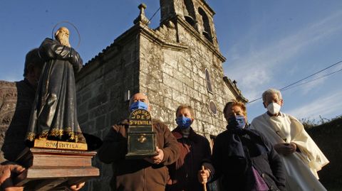 Veciños da parroquia de Carballedo coa imaxe e o cepillo do santo diante da igrexa