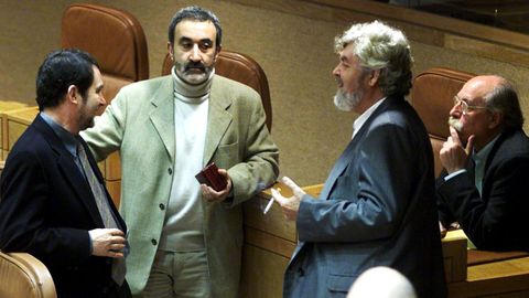 Xabier Casares, segundo por la izquierda, con Abel Caballero, Xosé Manuel Beiras y Anxo Guerreiro, en el año 2001, en la sesión conmemorativa del veinte aniversario del Estatuto en el Parlamento de Galicia