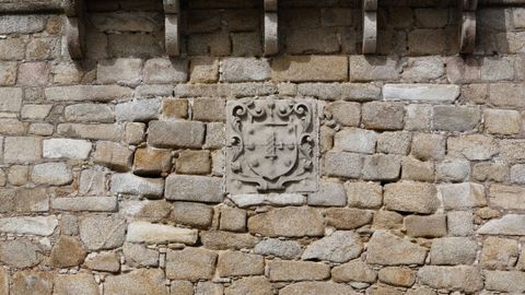 La zona de la que se desprendieron ayer los cascotes,  situada a la izquierda del escudo, debajo del mirador, pertenece a la muralla que se empezó a levantar a finales del siglo XVIII tras la destrucción de la fortaleza medieval a consecuencia de una voladura que mató a 200 personas.