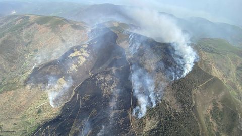Una vista aérea del incendio de Meiraos tomada por los servicios de extinción