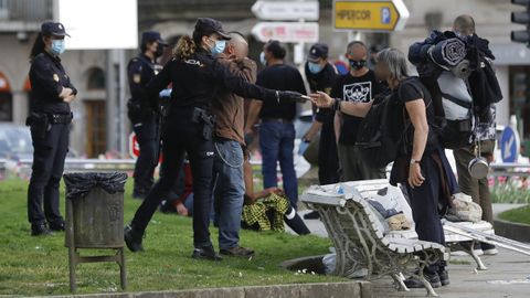 Agentes de la Policía Nacional y de la Local, en uno de los controles conjuntos que realizan cada día en el centro de Santiago