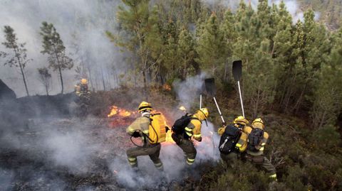 Fuego forestal en la parroquia de Marcelle, en Monforte, cerca del cañón del Sil