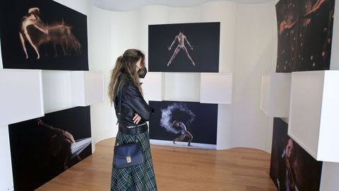 «A Danza no Tempo» se puede visitar en la sala de exposiciones de la Domus hasta finales de mes.