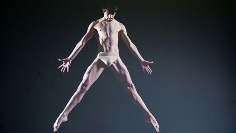 Los escenarios elegidos y los elementos naturales juegan un papel muy importante en las imágenes, obra de la fotógrafa lucense Chus Varela.
