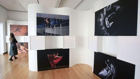 Los escenarios elegidos y los elementos naturales juegan un papel muy importante en las imágenes, obra de la fotógrafa lucense Chus Varela.