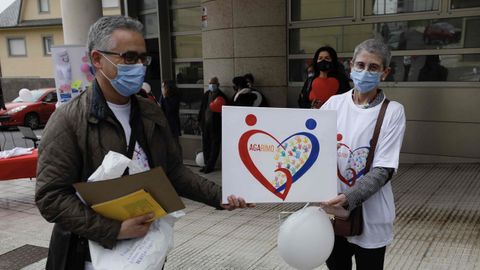 El párroco Antonio Valín entregando un obsequio (el logo del proyecto) a la responsable de Cáritas Diocesana