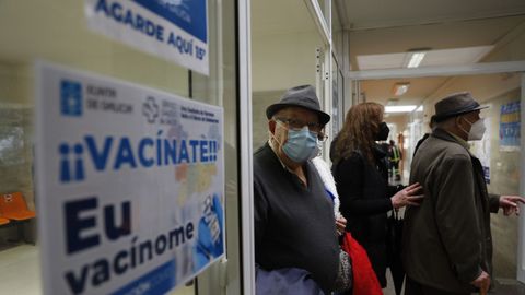 Varios de los pacientes citados para vacunarse en el centro de salud de O Carballiño este jueves