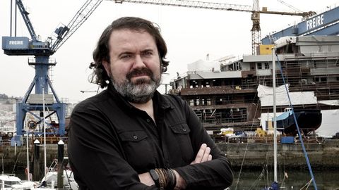 Rubén Pérez ante astilleros de Vigo, ciudad donde es concejal desde las elecciones del 2015