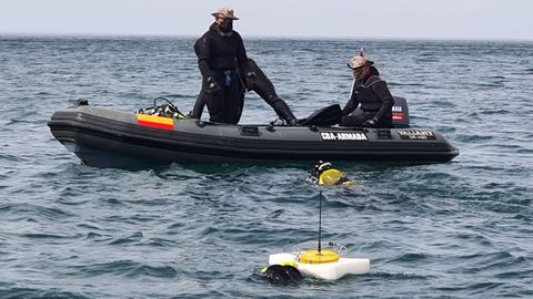 Miembros de la unidad de buceo de Ferrol en el operativo para desactivar la bomba en Pasajes