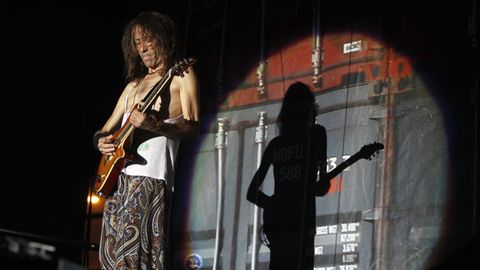 Iniesta durante un concierto de Extremoduro en Vigo en el año 2014