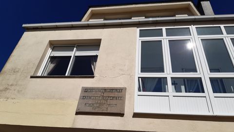 Placa colocada en Vilalba, na zona da Ferrería, na casa construida onde estivo a natal de Chao Ledo