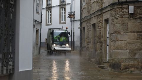 El servicio que lava aceras se ha reducido en su horario nocturno y ahora se realiza por la mañana
