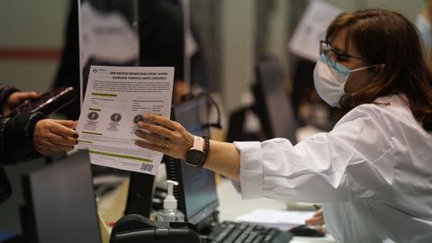 Dispositivo de vacunación masiva para menores de 65 años en el Bilbao Exhibition Center