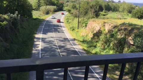 Puente de Bamio desde el que dos individuos arrojan piedras a la carretera que une Vilagarcía y Catoira