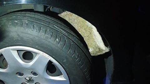 Estado en el que quedó la rueda de uno de los vehículos accidentados en Bamio, al incrustarse en ella una piedra