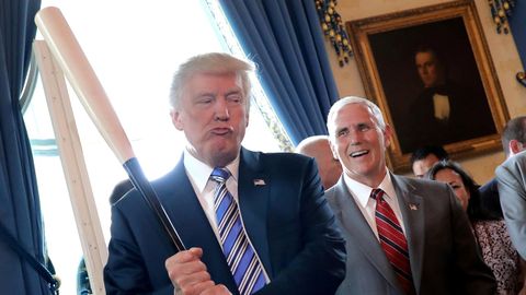 Trump sostiene un bate de béisbol mientras asisten a un acto para promover productos «made in America» en la Casa Blanca en julio del 2017