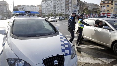 Imagen de archivo de un control realizado por la Policía Local de Ribeira