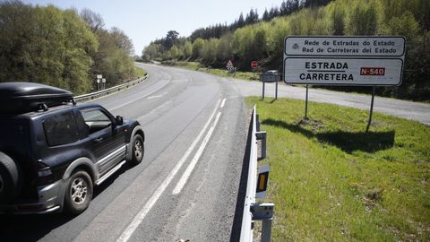 La carretera nacional sirve para la comunicación entre concellos por lo que frecuentemente hay vehículos agrícolas