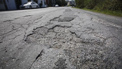 El recorrido está lleno de baches y socavones, más graves entre los concellos de Guntín y Taboada