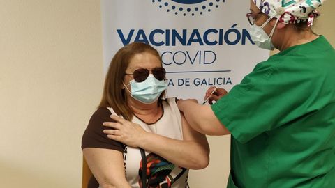 Cerca de medio millar de barbanzanos de entre 60 y 65 años recibieron ayer la primera dosis de AstraZeneca en el hospital comarcal, y hoy se continuará con otros 900