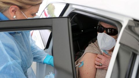 Una enfermera pone una vacuna contra al coronavirus en Gijón