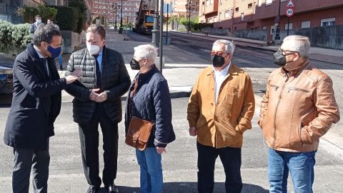 El alcalde, Alfredo Canteli, visita junto a otros miembros de la corporacin las obras de asfaltado en Villafra