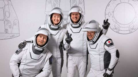 El astronauta de la ESA Thomas Pesquet (a la izquierda) junto al resto de la tripulacin que viajar a la ISS el prximo 22 de abril