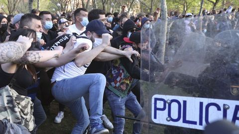 Imagen de los disturbios entre Polica y manifestantes, congregados en Vallecas para protestar por el acto de precampaa de Vox del pasado 7 de abril de 2021