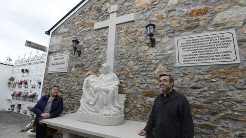 Dolores Lamelas e Manuel Salgueiro, colaboradores da parroquia, mostran a imaxe da Piedade colocada para homenaxear aos emigrantes que non puideron volver